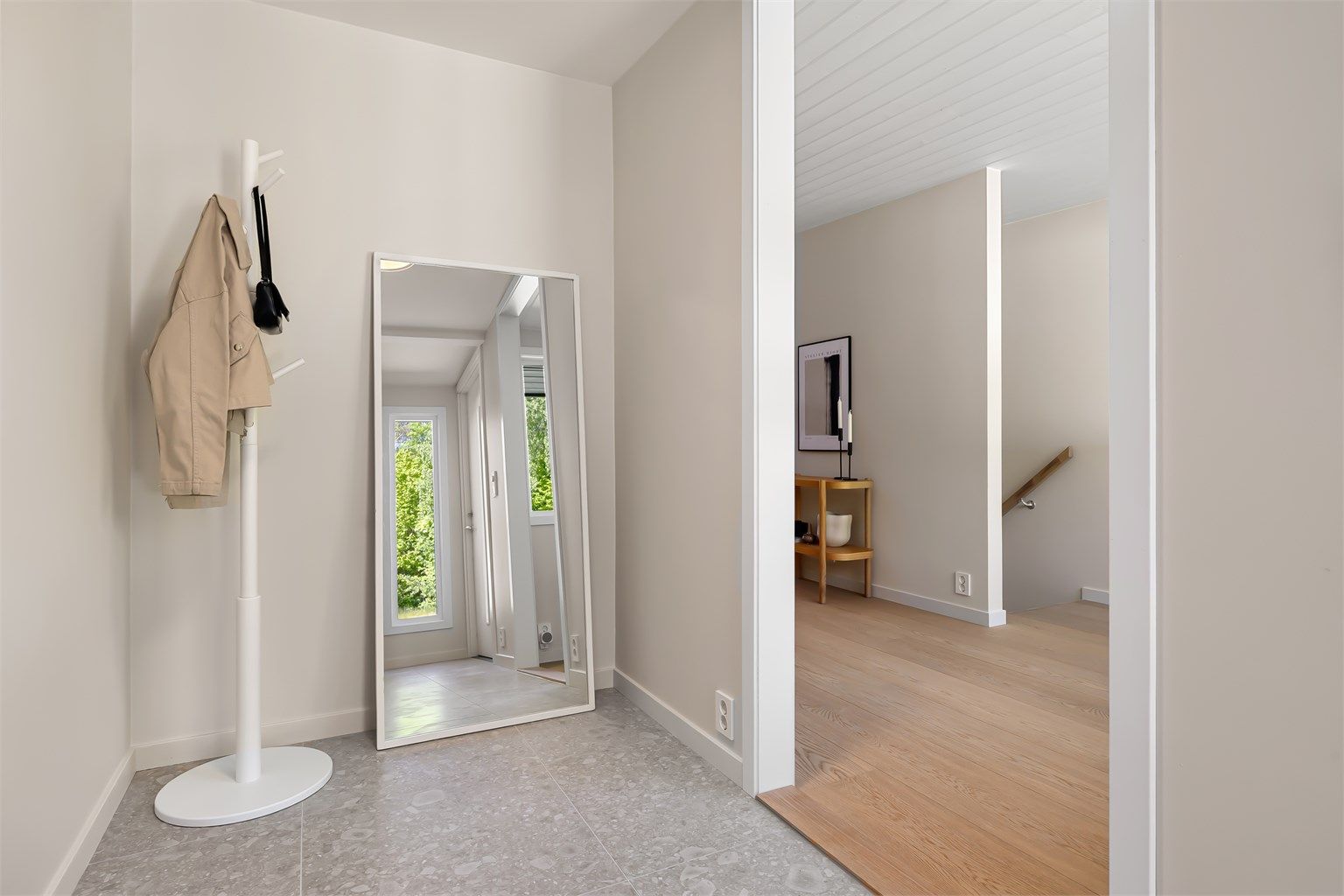 Entré med plass til oppheng av yttertøy og sko