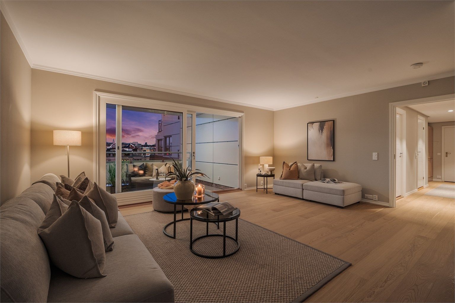 Moderne og fine fargevalg gjennom hele leiligheten. 