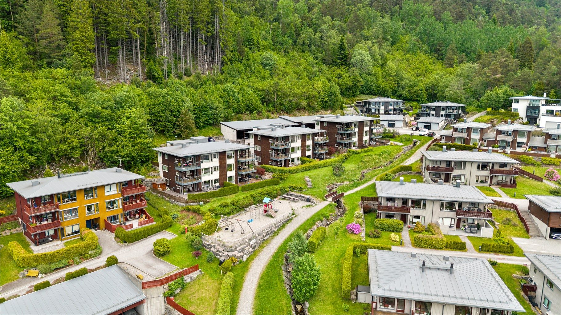 Boligområdet er rolig og barnevennlig, uten gjennomgangstrafikk.