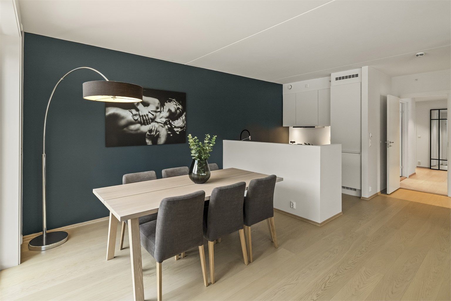 Det er en åpen stue/kjøkkenløsning, hvor kjøkkendelen ligger praktisk til i den ene vinkelen av det supre allrommet