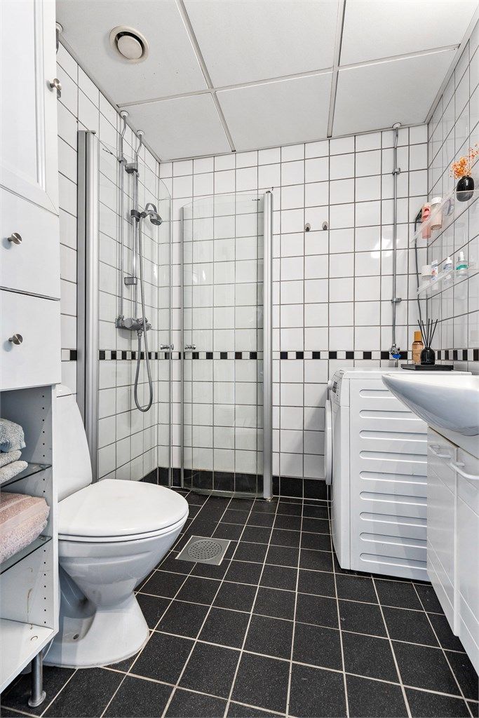 Det er både plass og opplegg for vaskemaskin og tørketrommel. Mekanisk avtrekk sørger for god ventilasjon.
