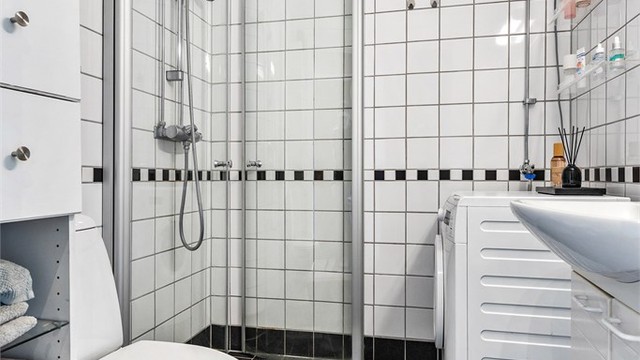 Det er både plass og opplegg for vaskemaskin og tørketrommel. Mekanisk avtrekk sørger for god ventilasjon.