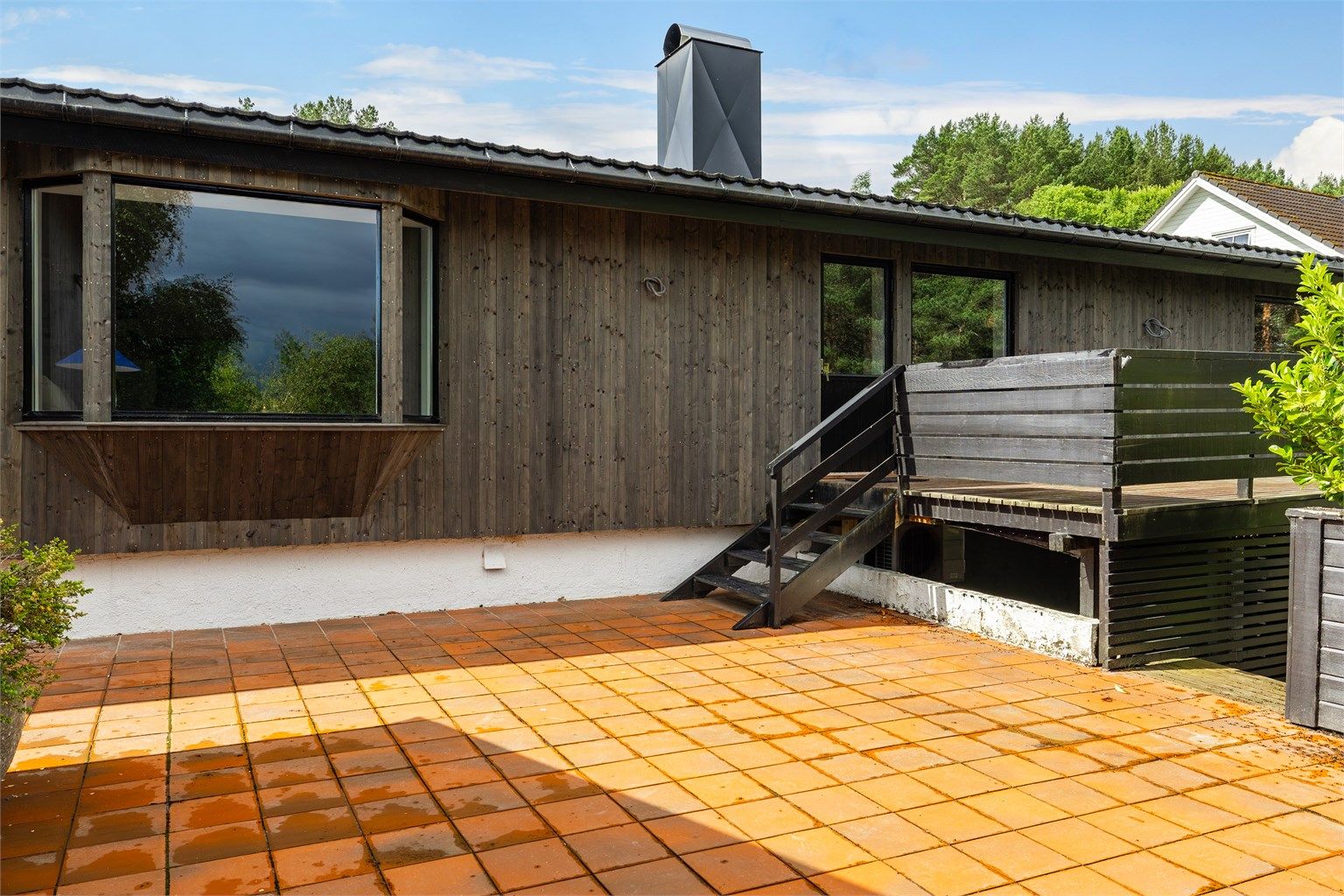 Den flislagte terrassen på 61 kvm ligger i tilknytning til utestuen.