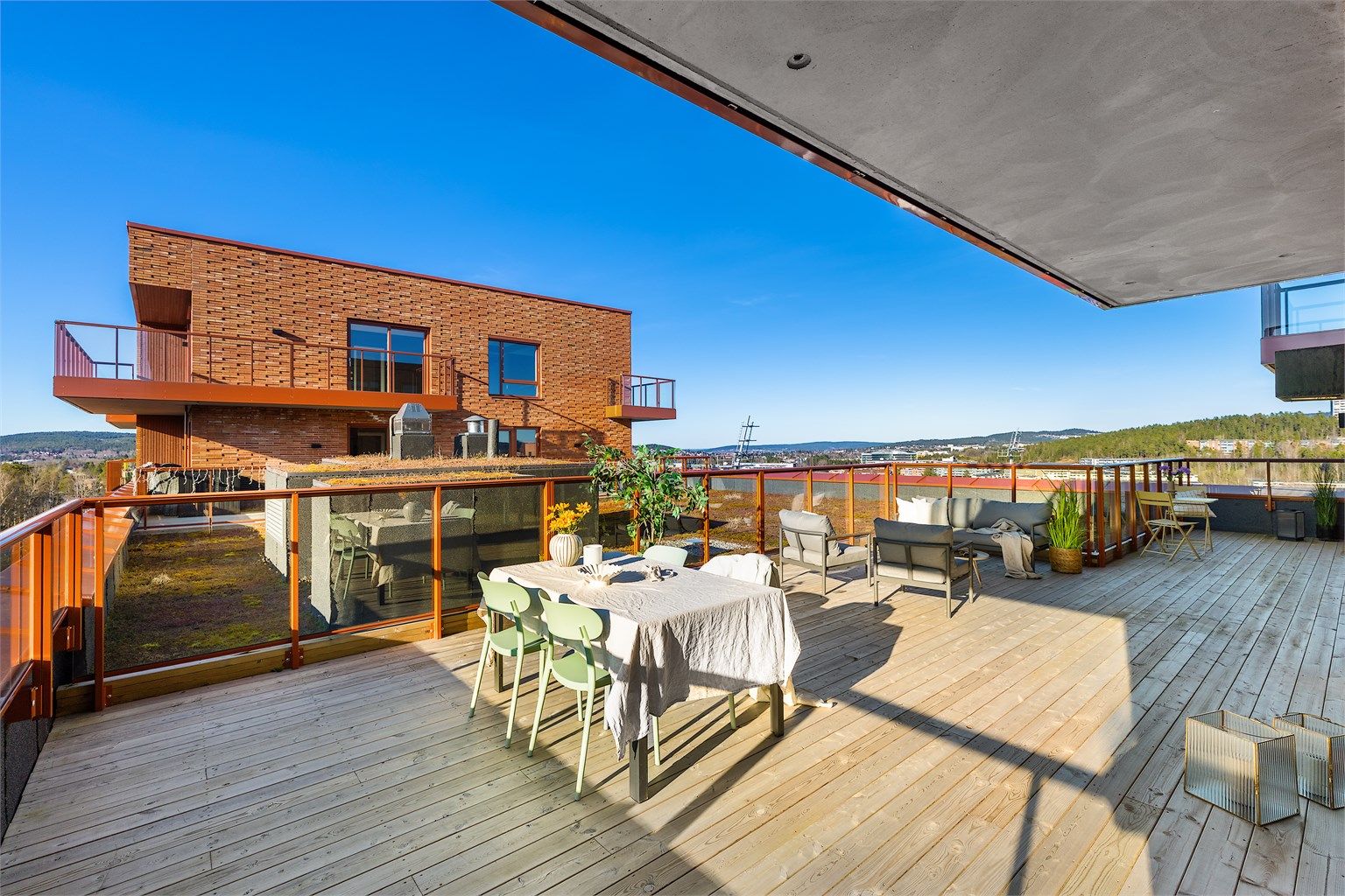 Terrassen er på 57 kvm og fungerer som en herlig forlengelse av stuen.