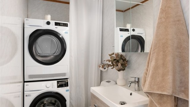 Det andre badet i etasjen er fra 2008 og har opplegg for vaskemaskin.