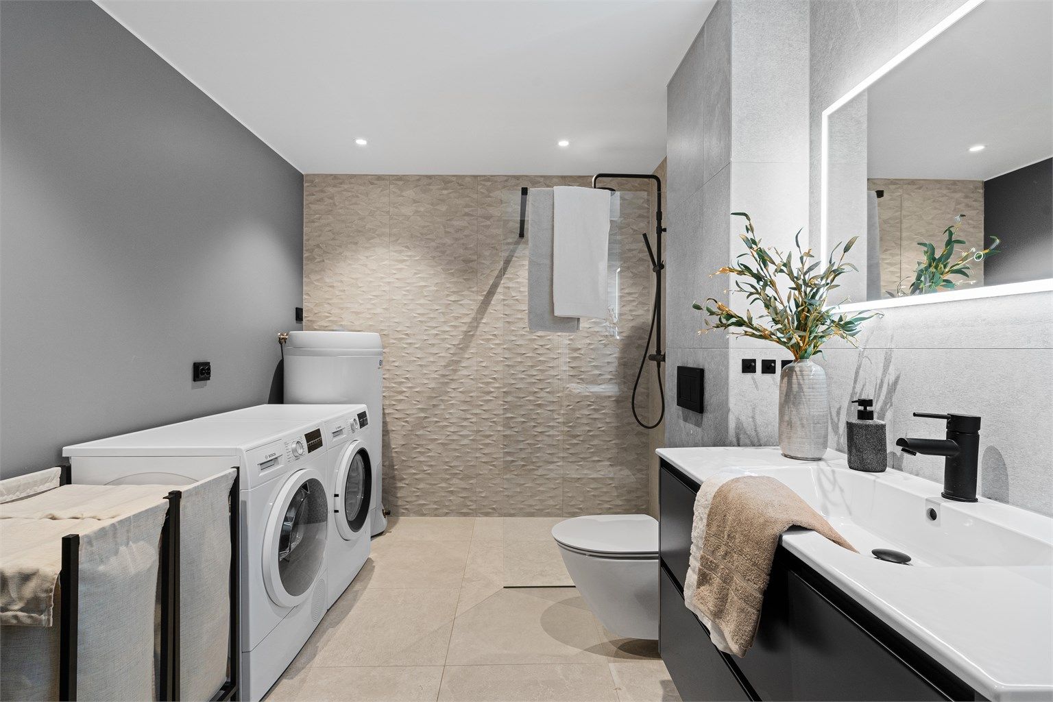 Bad er lekkert og moderne, fliser på deler av veggene og på gulv.  Bad ble pusset opp i 2021 av fagfolk. 