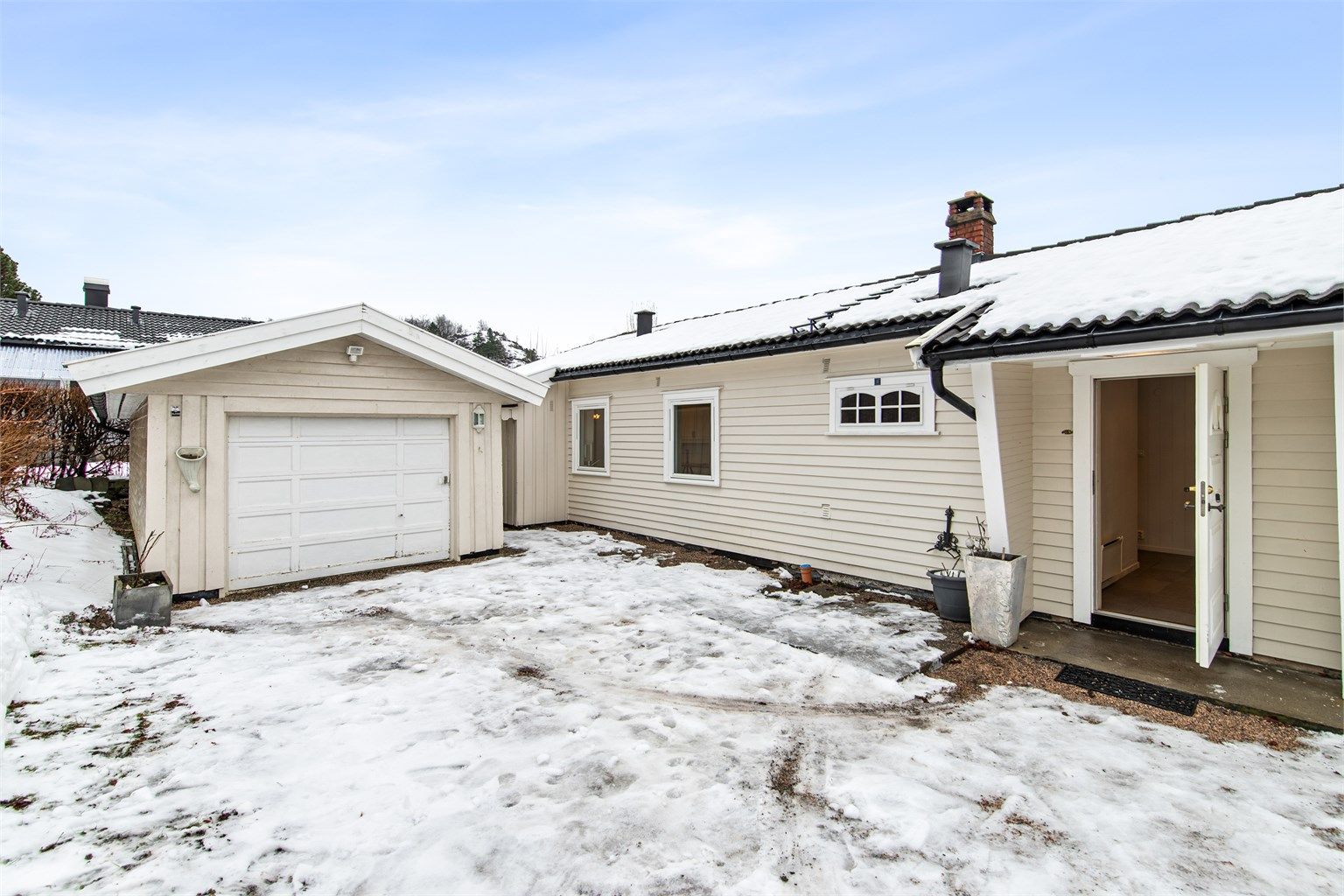 Det er gode parkeringsmuligheter i egen gårdsplass, samt garasje.