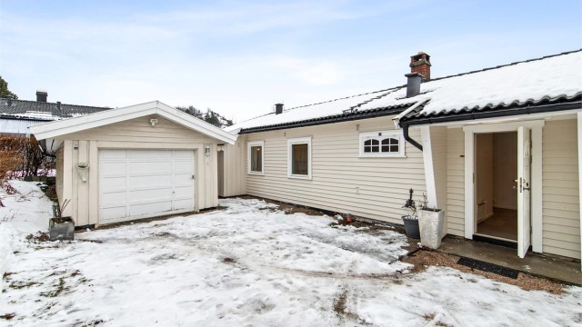 Det er gode parkeringsmuligheter i egen gårdsplass, samt garasje.