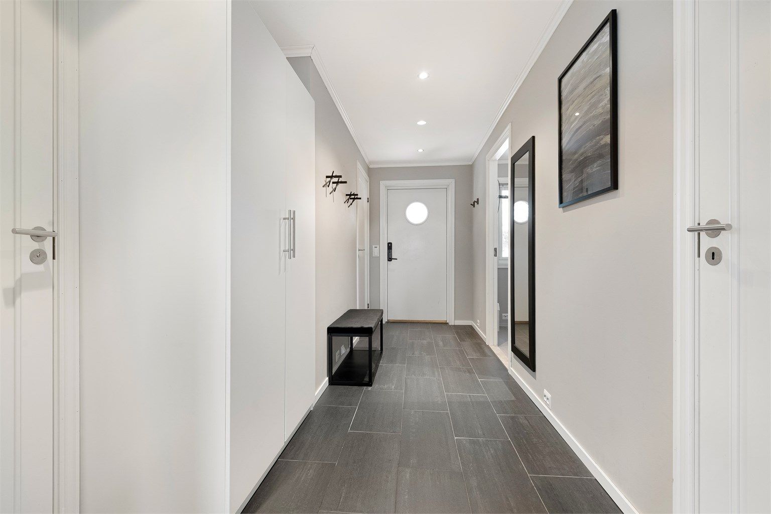 Frittstående garderobeskap med gode oppbevaringsmuligheter for yttertøy i entre/gang