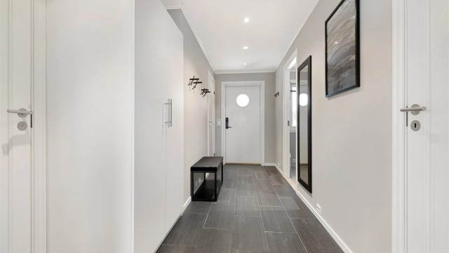 Frittstående garderobeskap med gode oppbevaringsmuligheter for yttertøy i entre/gang