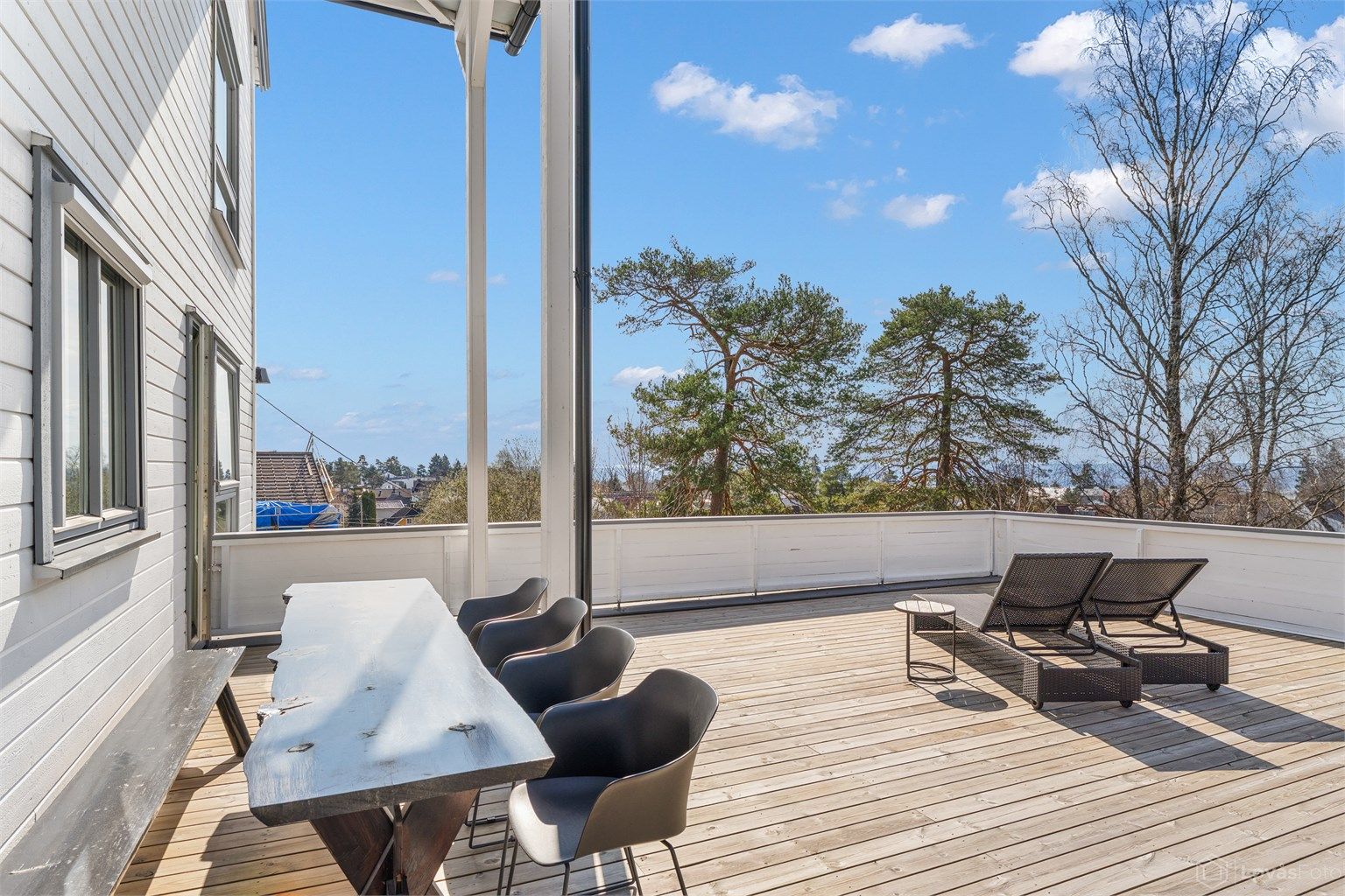 Sameiet har en felles veranda over garasjeanlegget som kan benyttes av alle beboere.