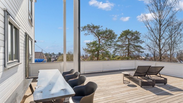 Sameiet har en felles veranda over garasjeanlegget som kan benyttes av alle beboere.