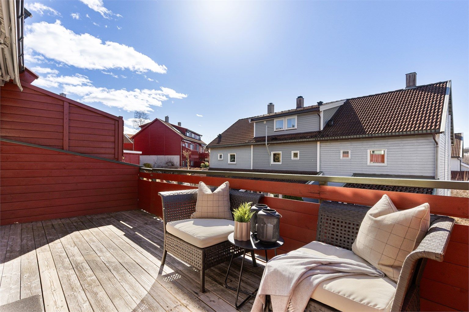 Balkongen er på ca. 13 kvm, med god plass til spisebord og sittegruppe