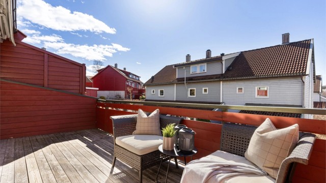 Balkongen er på ca. 13 kvm, med god plass til spisebord og sittegruppe
