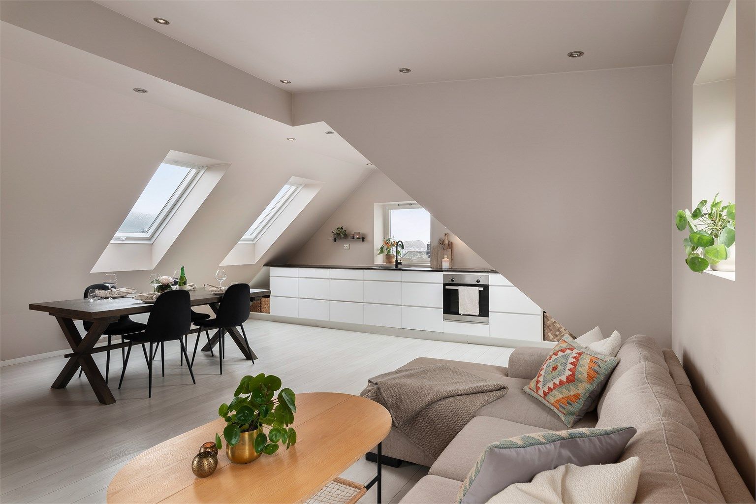 Leiligheten har rikelig med vindusflater som gir svært godt innslipp av naturlig lys. Det gode lysinnslippet og romfølelsen er noe av det selger har satt mest pris på