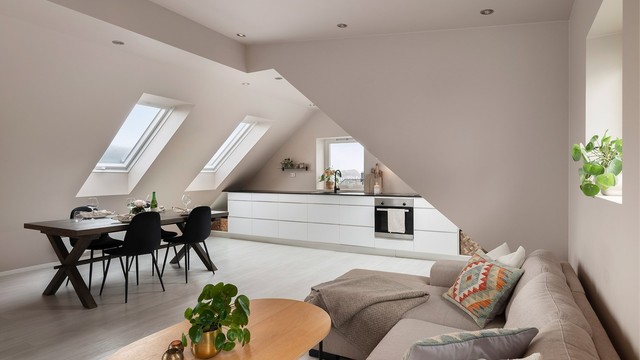 Leiligheten har rikelig med vindusflater som gir svært godt innslipp av naturlig lys. Det gode lysinnslippet og romfølelsen er noe av det selger har satt mest pris på