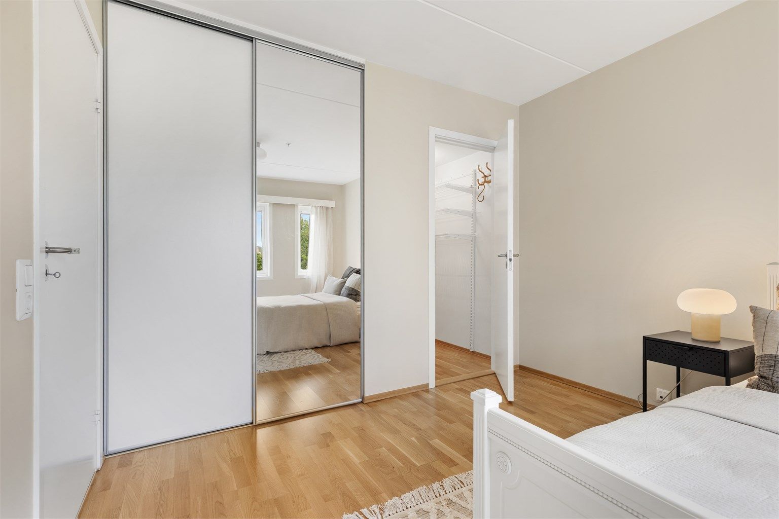 Soverom 1 er stort og har god plass til dobbeltseng. Rommet har også god plass til oppbevaring i skyvedørsgarderobe, og et tilhørende walk-in closet.
