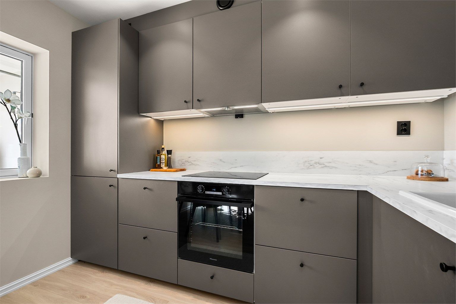 Kjøkkeninnredningen fra 2025 kombinerer stilrene detaljer med funksjonelle løsninger for en enkel hverdag.