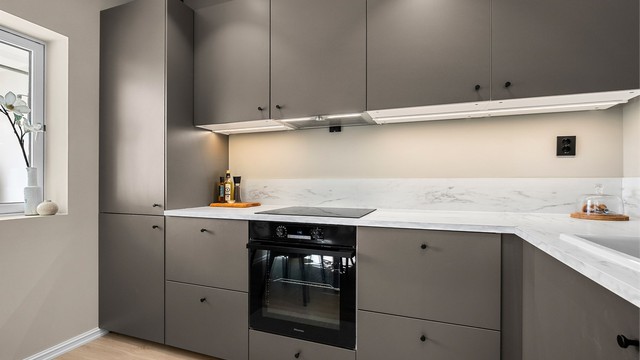 Kjøkkeninnredningen fra 2025 kombinerer stilrene detaljer med funksjonelle løsninger for en enkel hverdag.