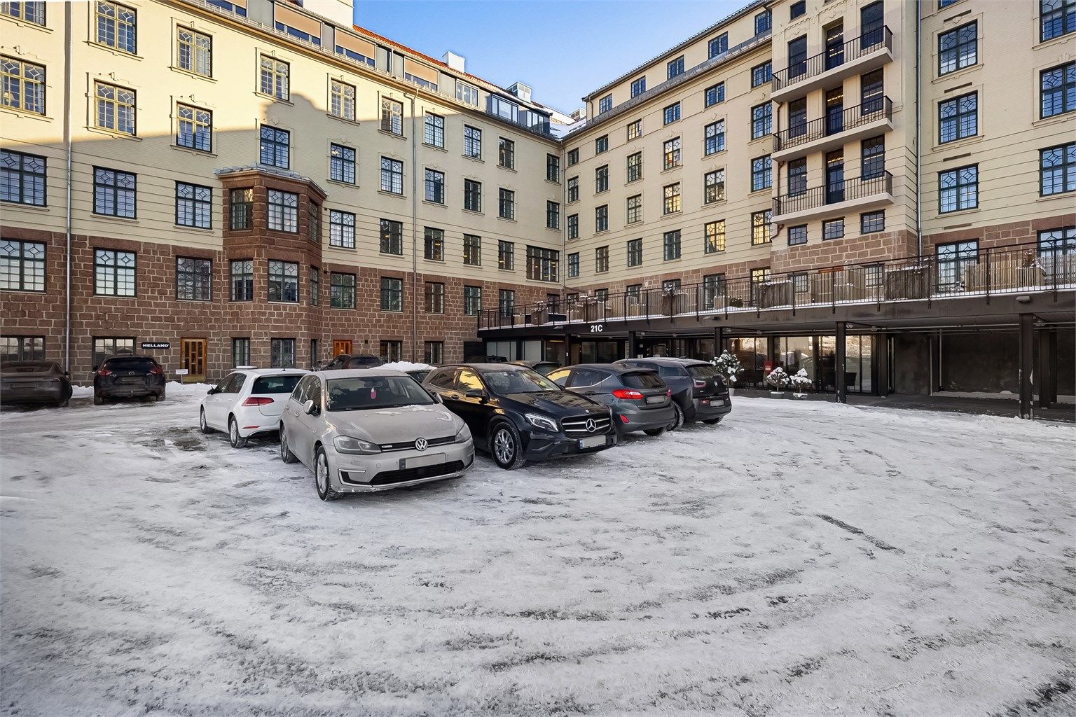 Seniorsenteret i samme bygg tilbyr en rekke aktiviteter, kurs, foredrag og mat fra egen kjøkken