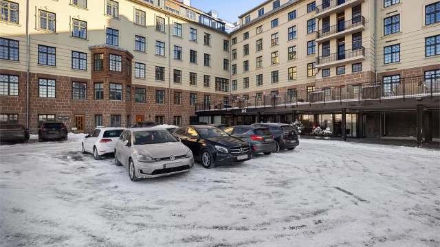 Seniorsenteret i samme bygg tilbyr en rekke aktiviteter, kurs, foredrag og mat fra egen kjøkken