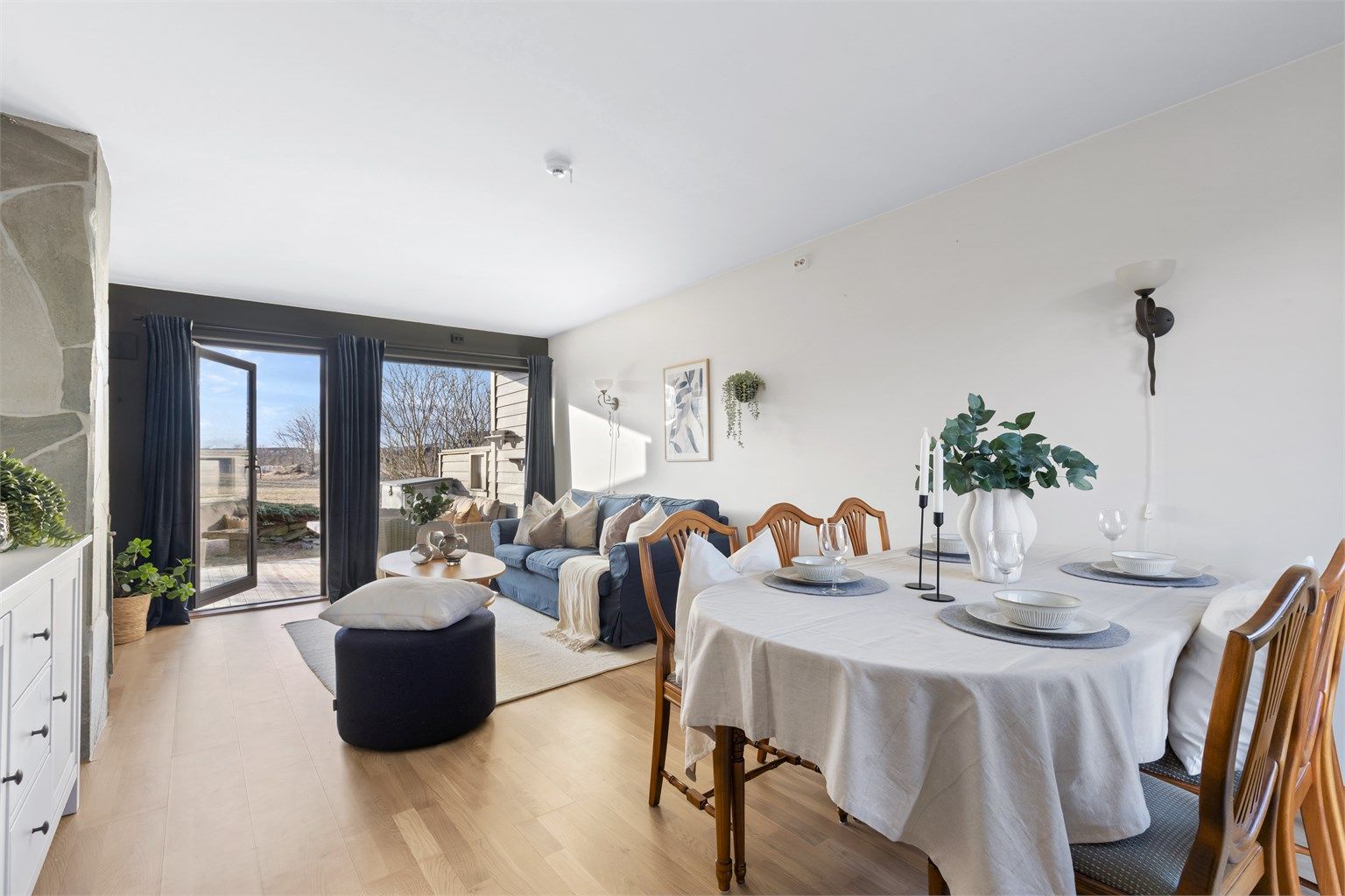 Stue med god plass til både sofagruppe og en egen spiseavdeling. (Fotograf: Marianne Lyse)