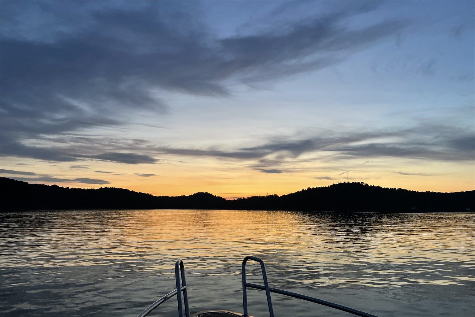 En båttur i solnedgangen kan anbefales, enten oppdagelsesferd i skjærgården eller for en handletur i Arendal eller Tvedestrand.