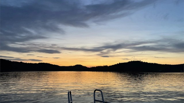 En båttur i solnedgangen kan anbefales, enten oppdagelsesferd i skjærgården eller for en handletur i Arendal eller Tvedestrand.