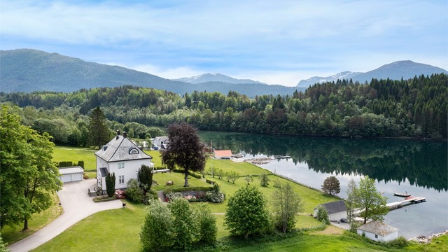 Dronebilde av eiendommen tatt fra vest