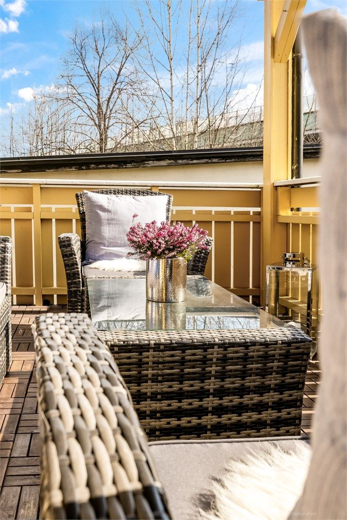 Fra stuen er det utgang til en overbygget terrasse på 12 kvm (ikke byggemeldt).