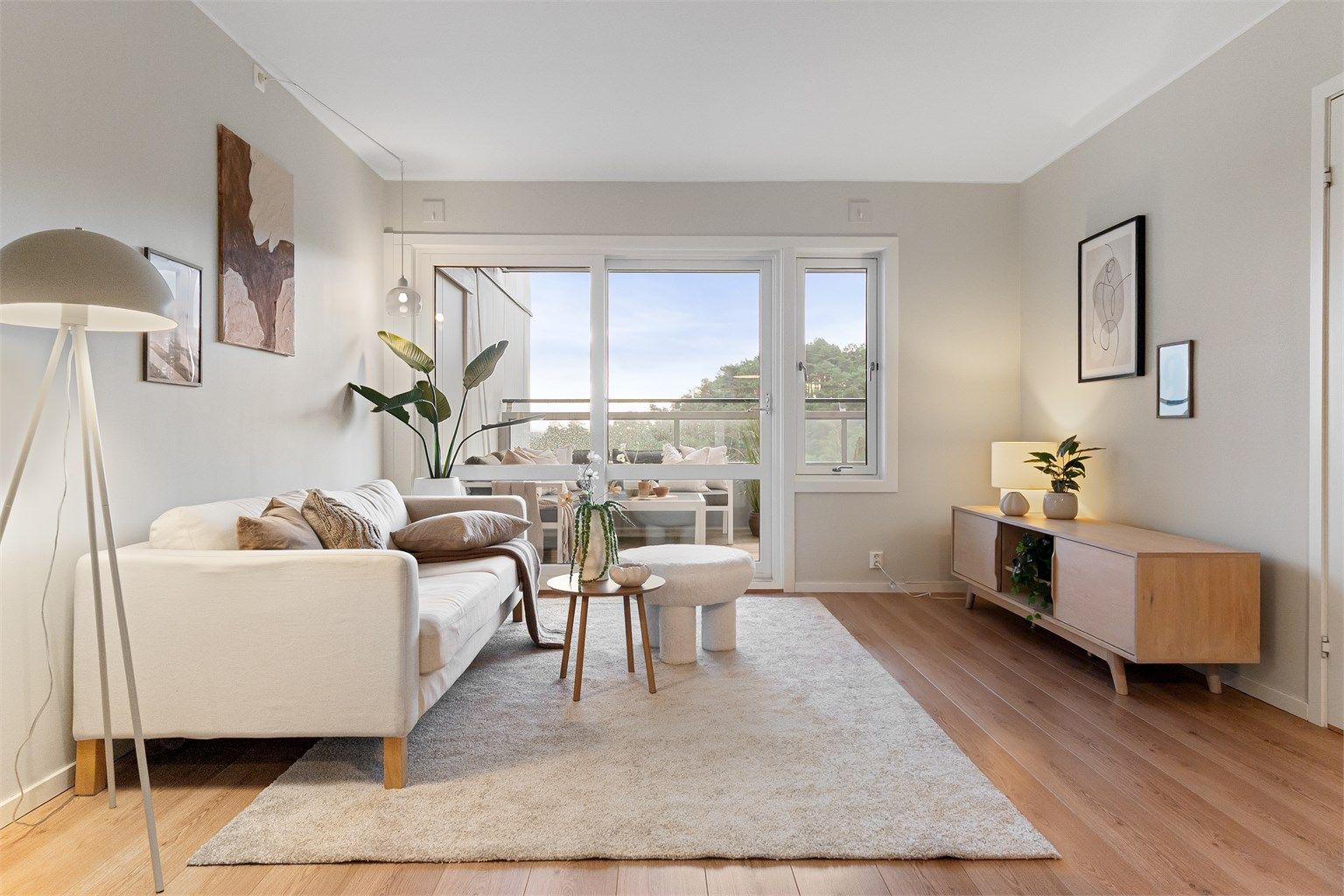 En meget lys og tiltalende stue, med store vindusflater som tilfører rikelig med naturlig lysinnslipp.