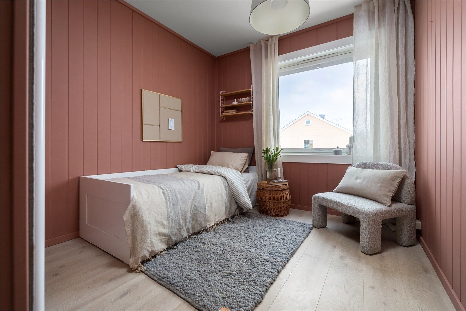 Godt med lysinnslipp fra stort vindu