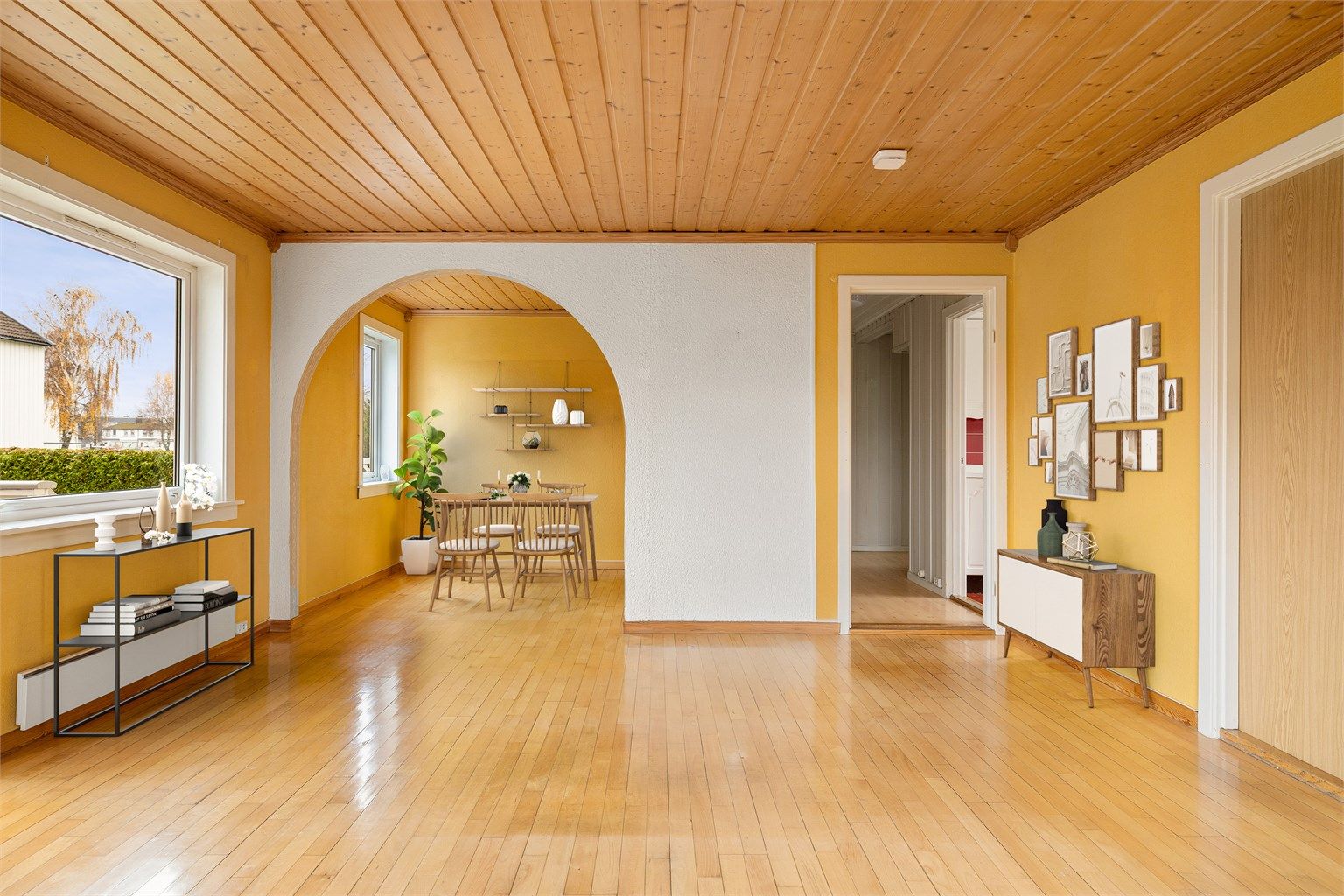 Stuen er romslig, og mulighet for å etablere et ekstra soverom i den nåværende spisestuen.