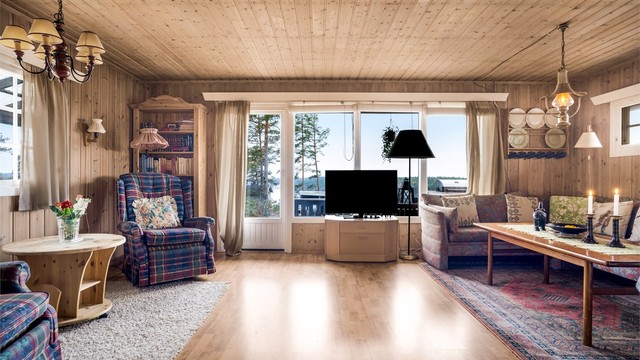 Store vinduer mot sør gjør det mulig å glede seg over utsikten også innendørs i stuen.
