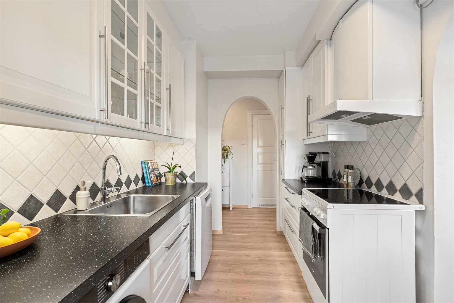 Funksjonell løsning og gode arbeidsflater gjør kjøkkenet effektivt i bruk. Vannstopper er installert for ekstra trygghet. 