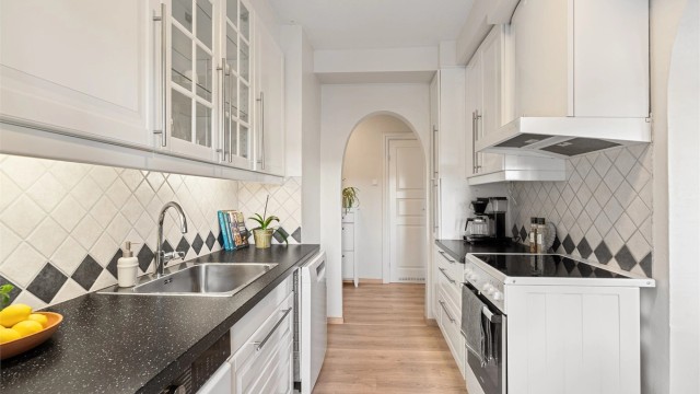 Funksjonell løsning og gode arbeidsflater gjør kjøkkenet effektivt i bruk. Vannstopper er installert for ekstra trygghet.