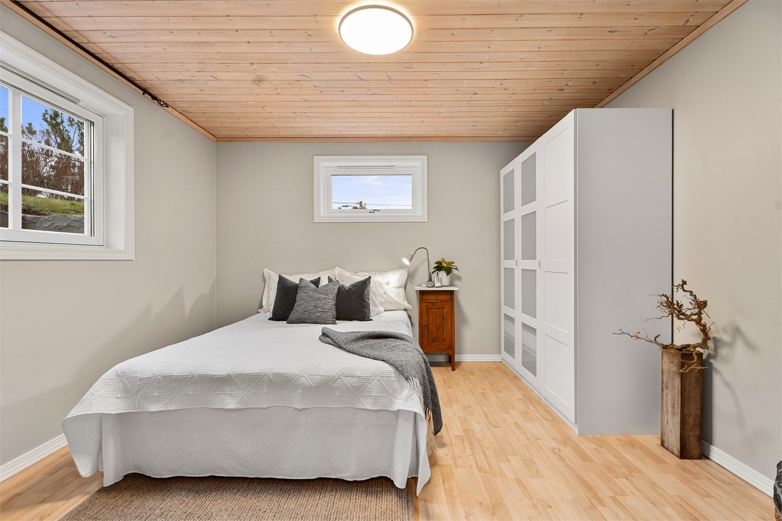 Soverom nr. 4 er i underetasjen og har god plass til seng og oppbevaring.