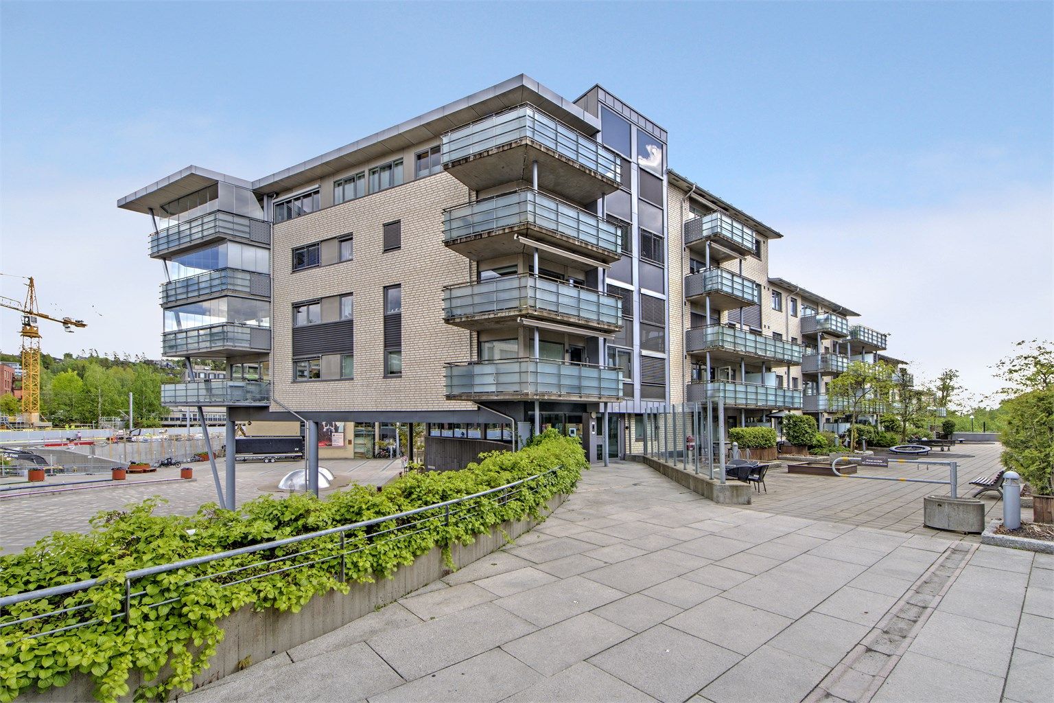 Fasade ved blokkens inngangsparti - inngangspartiet ligger skjermet fra Kolbotn Torg - enkel adkomst via heis