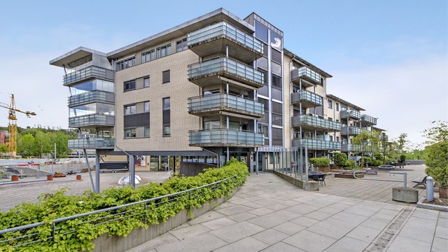 Fasade ved blokkens inngangsparti - inngangspartiet ligger skjermet fra Kolbotn Torg - enkel adkomst via heis