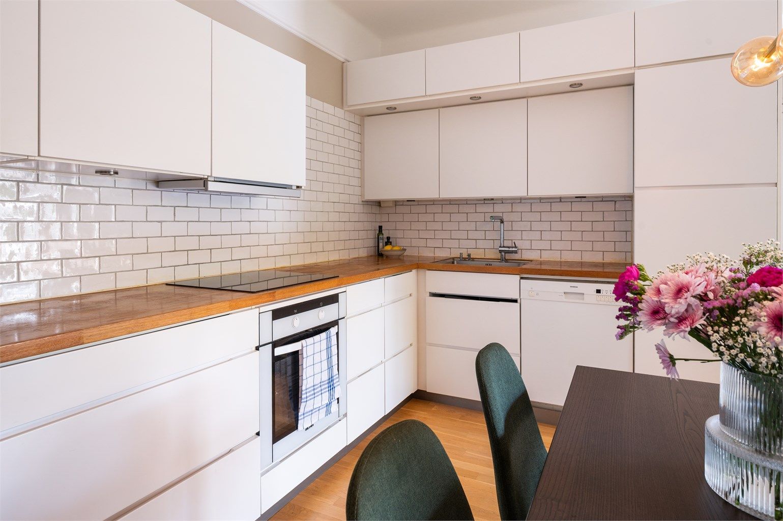 Kjøkkenet har integrerte hvitevarer med kjøleskap/fryser, stekeovn, platetopp og frittstående oppvaskmaskin, samt ventilator i overskap.