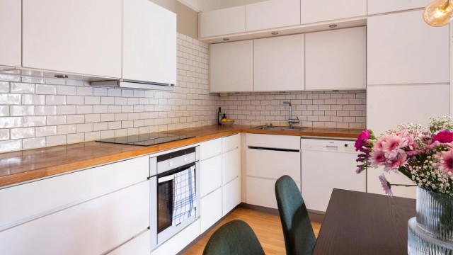 Kjøkkenet har integrerte hvitevarer med kjøleskap/fryser, stekeovn, platetopp og frittstående oppvaskmaskin, samt ventilator i overskap.