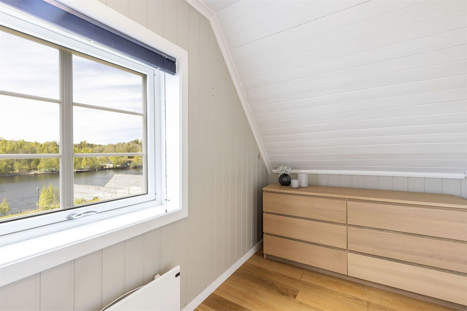 Soverommet har fint utsikt mot vannet. 
