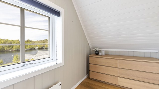 Soverommet har fint utsikt mot vannet.