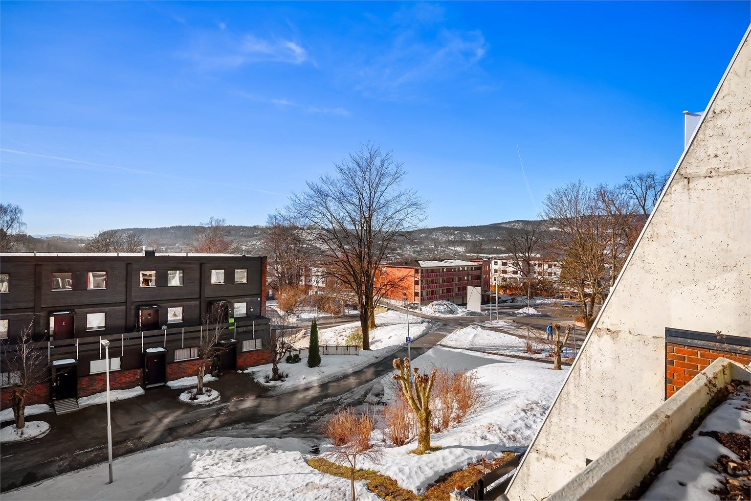 Balkongen er sydvendt og har hyggelig utsikt