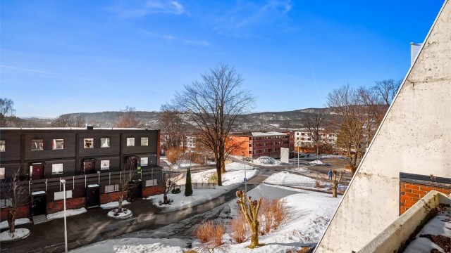 Balkongen er sydvendt og har hyggelig utsikt