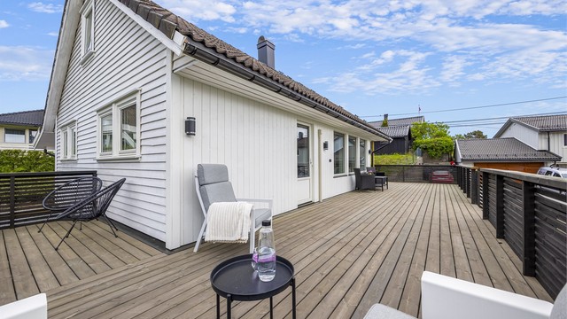 Eneboligen har gjennomgått betydelige oppgraderinger de siste årene, med blant annet ny drenering, etterisolering og nytt Kvik-kjøkken.
Foto: [Hallvard Rimereit