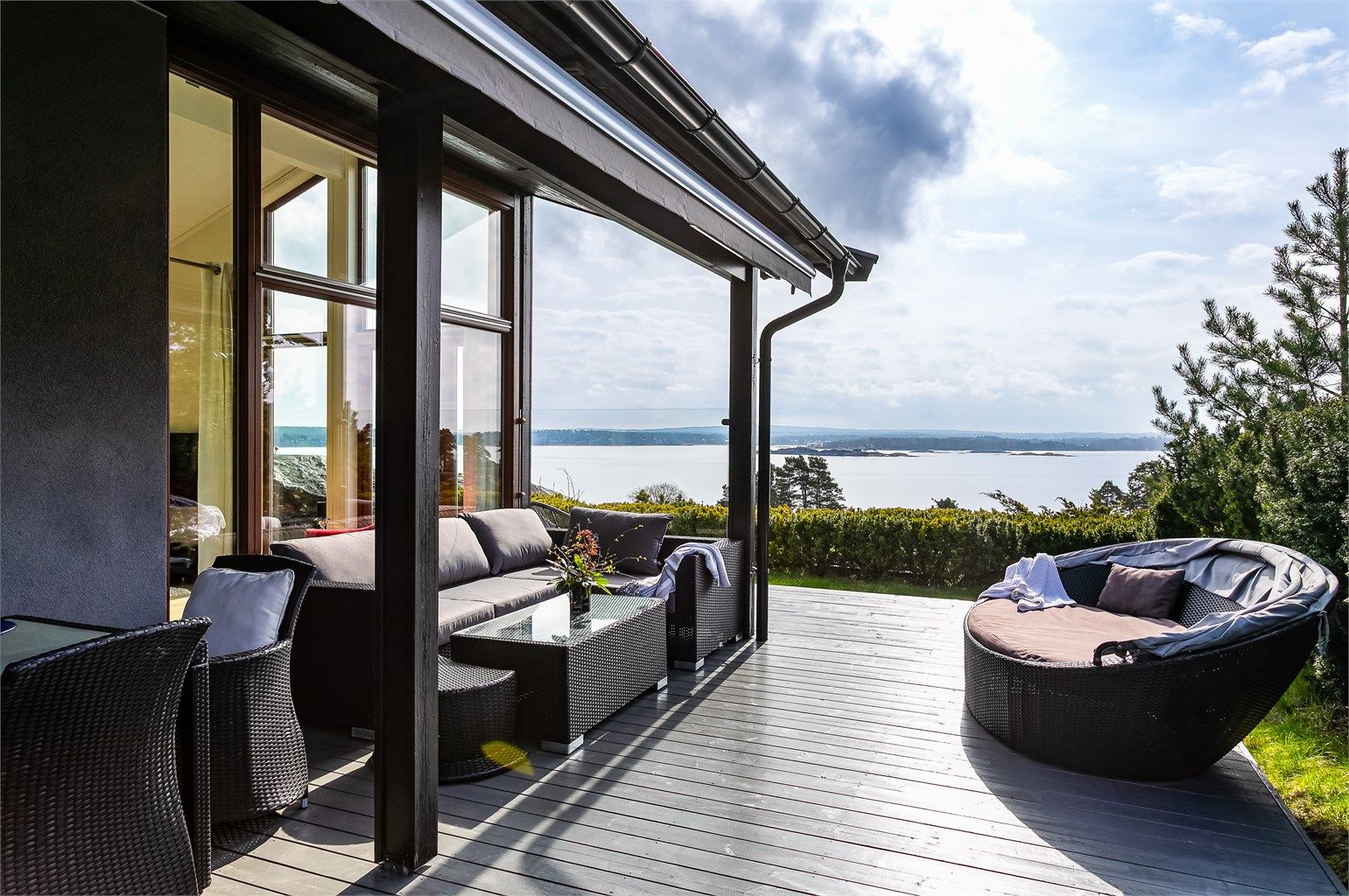 Hytta er luftig beliggende på en solfylt kolle, med uhindret utsikt over Kurefjorden.