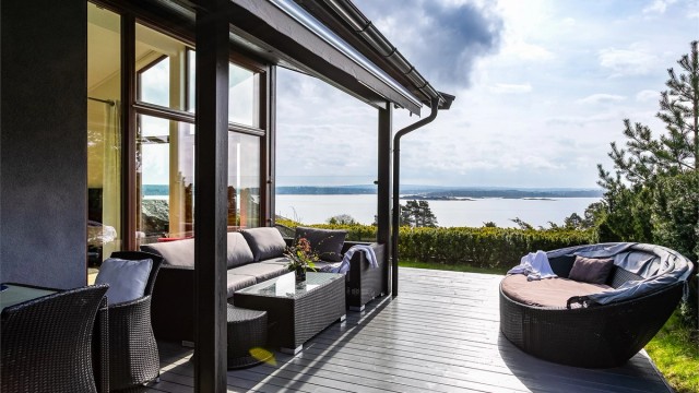 Hytta er luftig beliggende på en solfylt kolle, med uhindret utsikt over Kurefjorden.