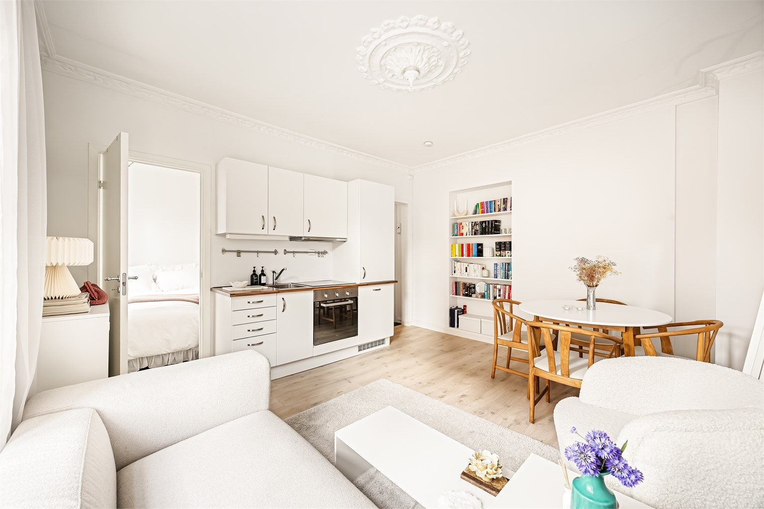 En svært lys og sjarmerende andelsleilighet som ligger tilbaketrukket, men samtidig supersentralt til på Majorstuen! 