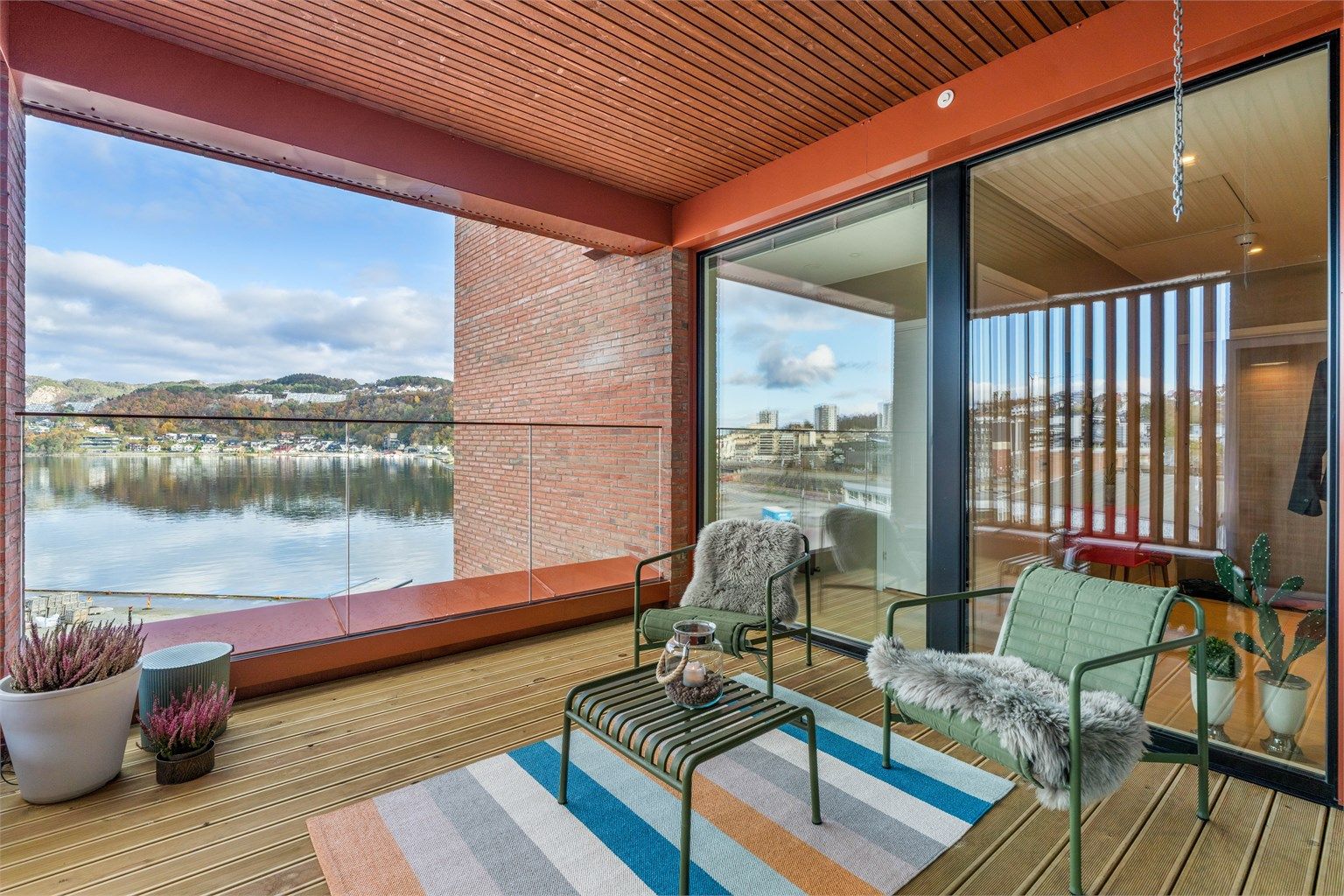 Boligen har to flotte balkonger  – én med utsikt mot den vakre Gandsfjorden, tilgjengelig fra spisestuen. Fotograf: Nordbø Foto